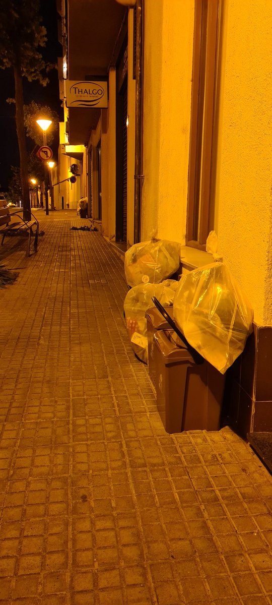 llastarri's tweet photo. @Jordi_CpLG @ajlagarriga @Dolors_Castella @neusmt @isaacperaire @residuscat @MeteoMauri @lluis_marco @TeresaJorda @Porta_a_Porta @rsilenci @Txell_Catalan I perquè no responeu les coses importants?
Marxo a treballar i a les 05:45h encara no han passat, quan les he deixat abans de les 21h! Quan recullo el meu cubell??
Si, visc a #LaGarriga i faig el #PortaaPorta però el servei és #nefast #horrible #desconcertant #irregular https://t.co/acdKrnc09U