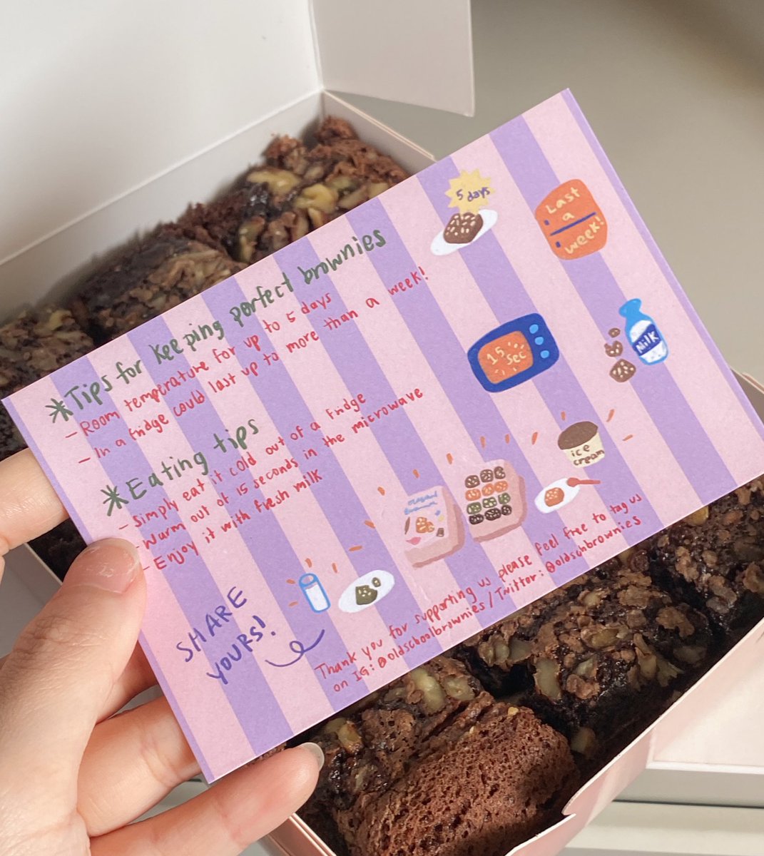 ก็ยังชอบรสชาตบราวนี่ของร้านนี้อยู่ดี Oldschool brownies🥛🥣🥄 เนื้อหนึบข้างบน ข้างล่างออกเนื้อเค้ก รสชาตไม่หนักช็อกมากจนขมคอ มีความหวานความหอม อร่อยแบบนึกถึงที่เคยกินตอนเด็กๆ😭 กิรได้เรื่อยเลย ชอบบบบ