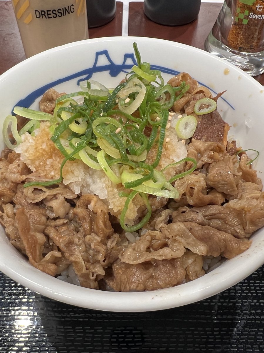 metakake's tweet photo. お腹が空いたので、オヤツとして牛丼食べました。さっぱりしてて、何杯でも食べれそうでした。
早く大きくなりたいな！
頑張りメタボ♪ https://t.co/aLb0t5uAjt