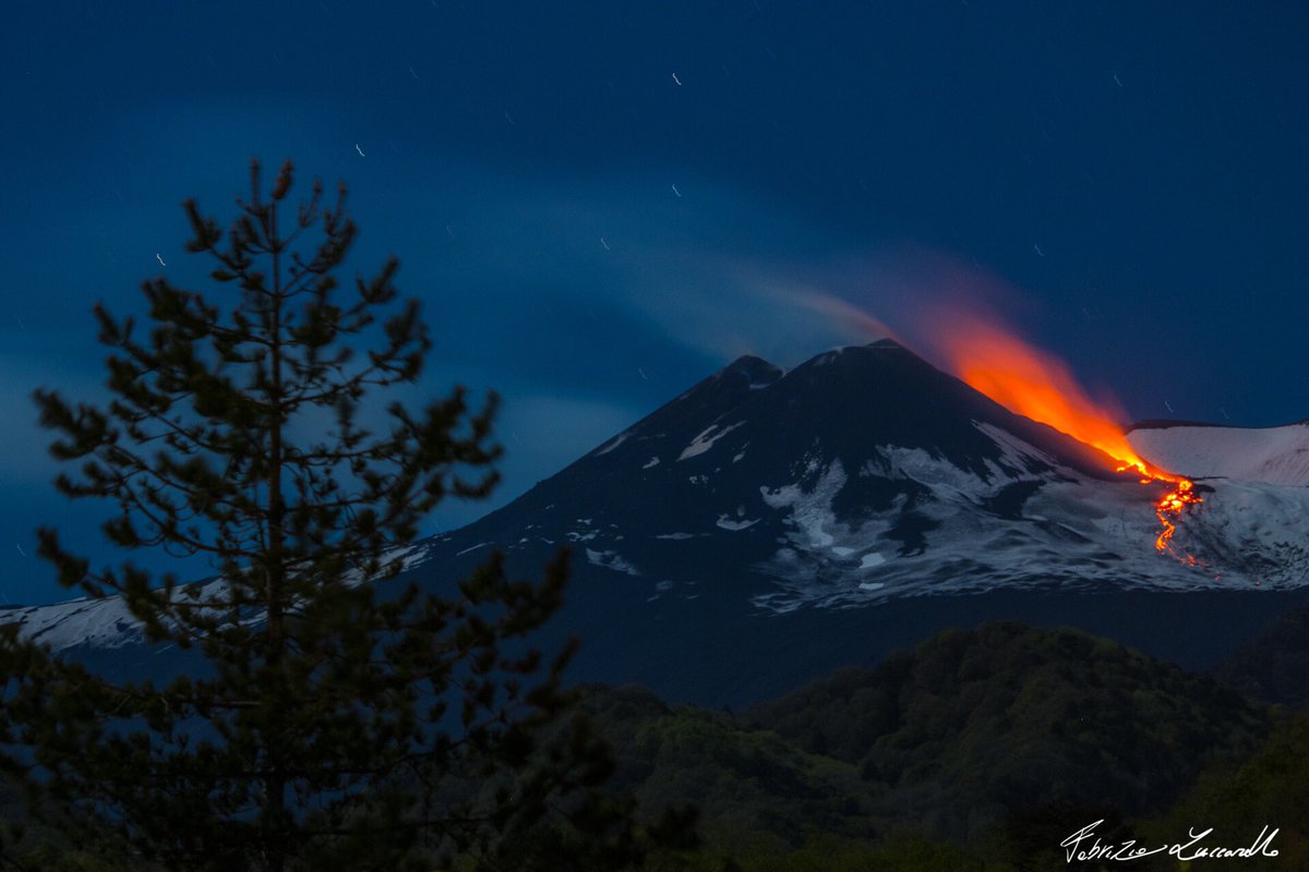 #Etna - 00:30 del 14 maggio 2022 | Ecco la nuova frattura apertasi sulla parete nord del cratere di sudest e che da due giorni produce una colata di lava poco alimentata. #sicily #volcanoes #eruption #sicilia 🌋

©️facebook.com/fabryzucguida
