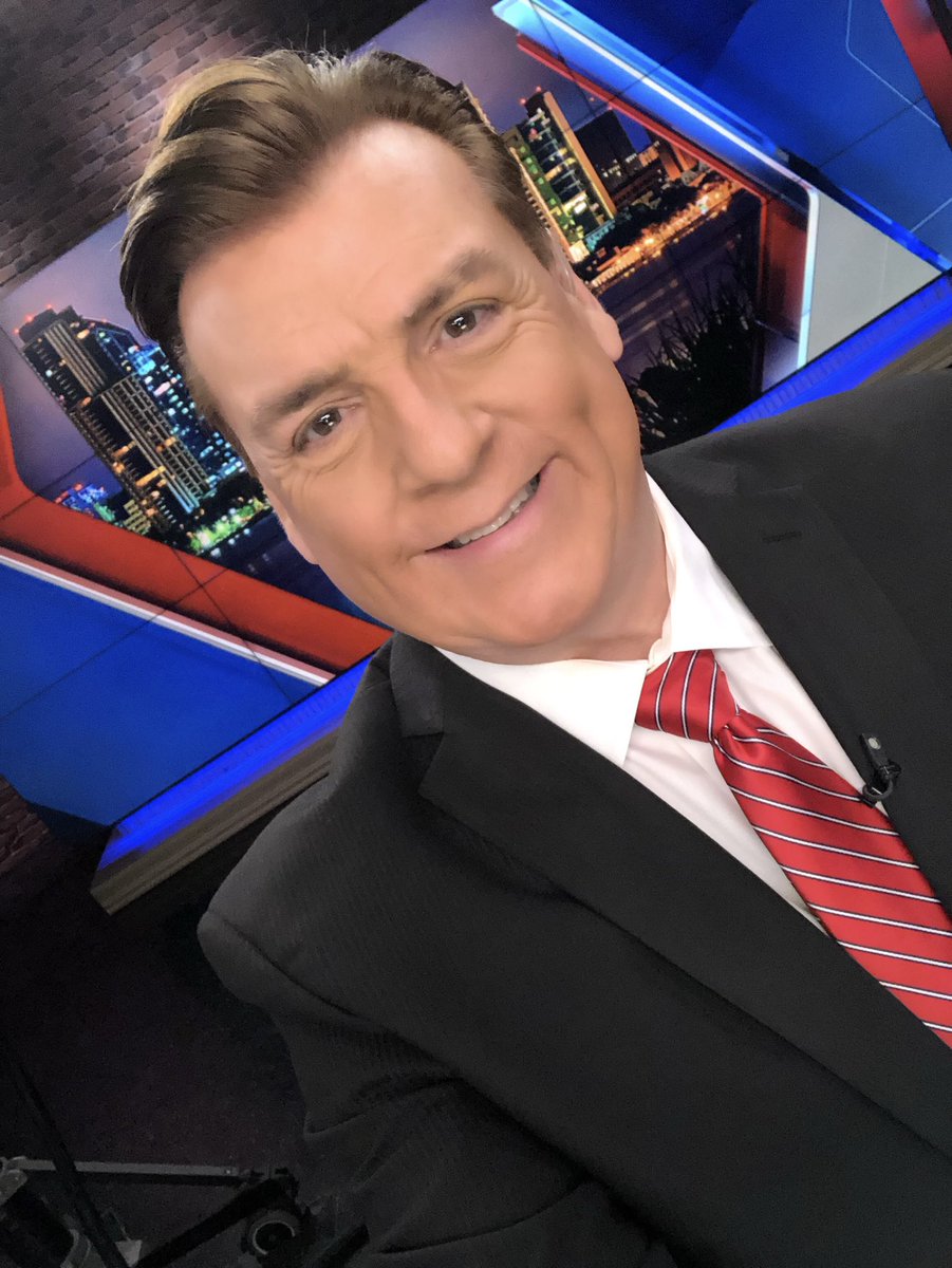 PhilBFox5's tweet photo. All smiles because the weekend is here! Back at it next week on @fox5sandiego news. Hope you have a fun Saturday and Sunday! #BlauerPowerOut #tvnewsman #setlife #studio5 https://t.co/3sPzrA6iBK