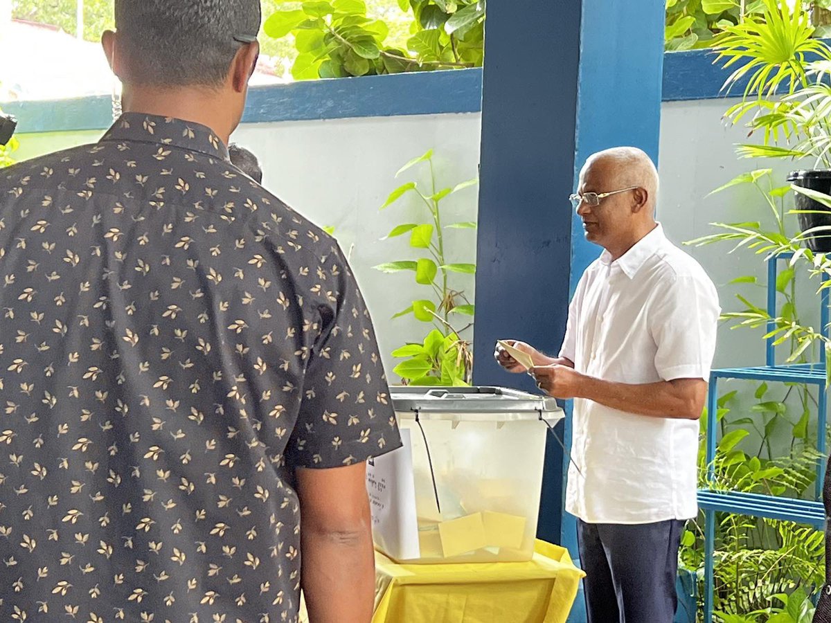 ރައީސުލް ޖުމްހޫރިއްޔާ އިބްރާޙިމް މުޙައްމަދު ޞާލިޙު، އެތެރޭގެ އިންތިޚާބު 2022 ގައި ވޯޓުލައްވައިފި

#އެމްޑީޕީގެއެތެރޭގެއިންތިޚާބު2022