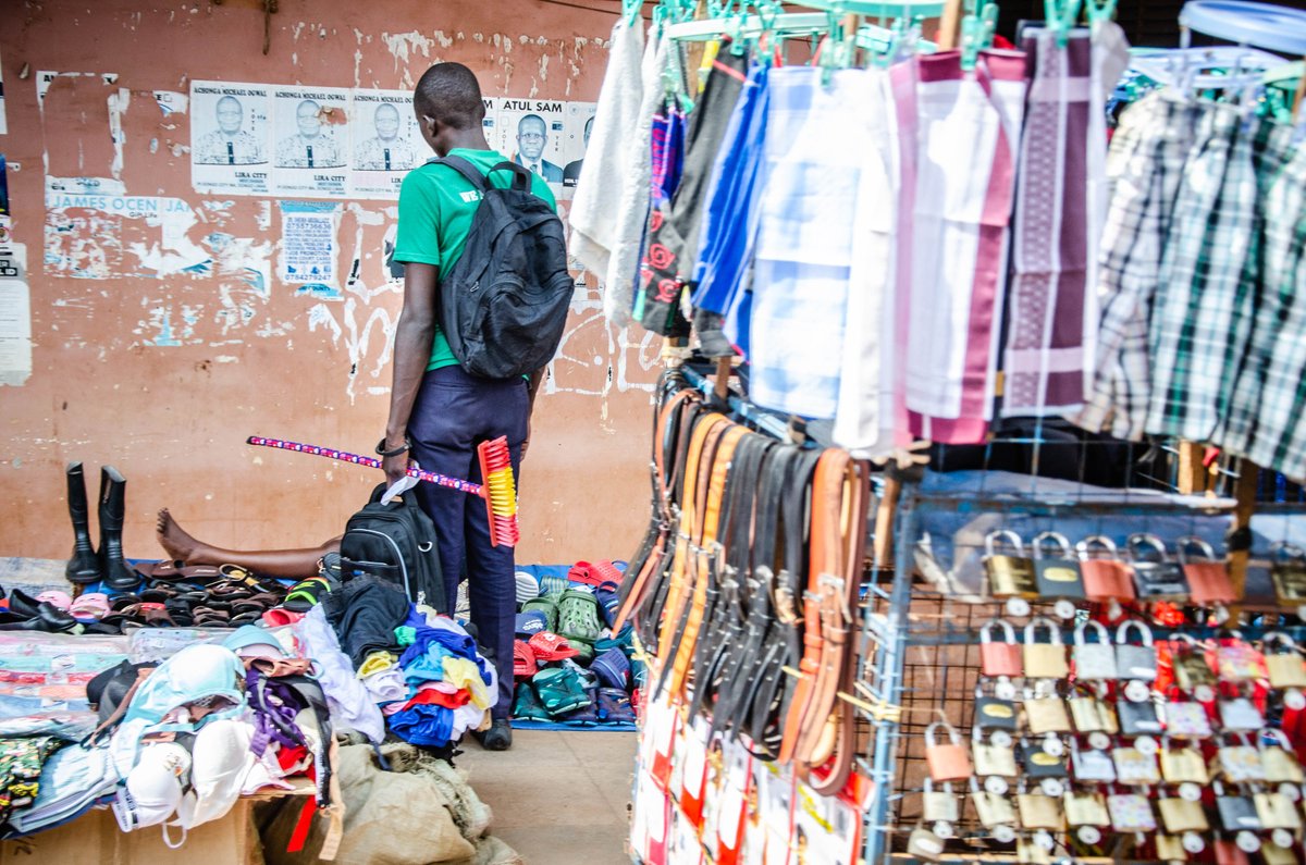 Semagandajoshua's tweet photo. In an effort to acquire a qualification,
a high school level student buying ideal necessities from a local market in lira city. After a short holiday its back to school time. "People"
Photo by : ©JOSHUA VICTOR SEMAGANDA
Documentary 📸 #everydayphoto
#Ourstreets
#everydayuganda https://t.co/liEIQSSEbd