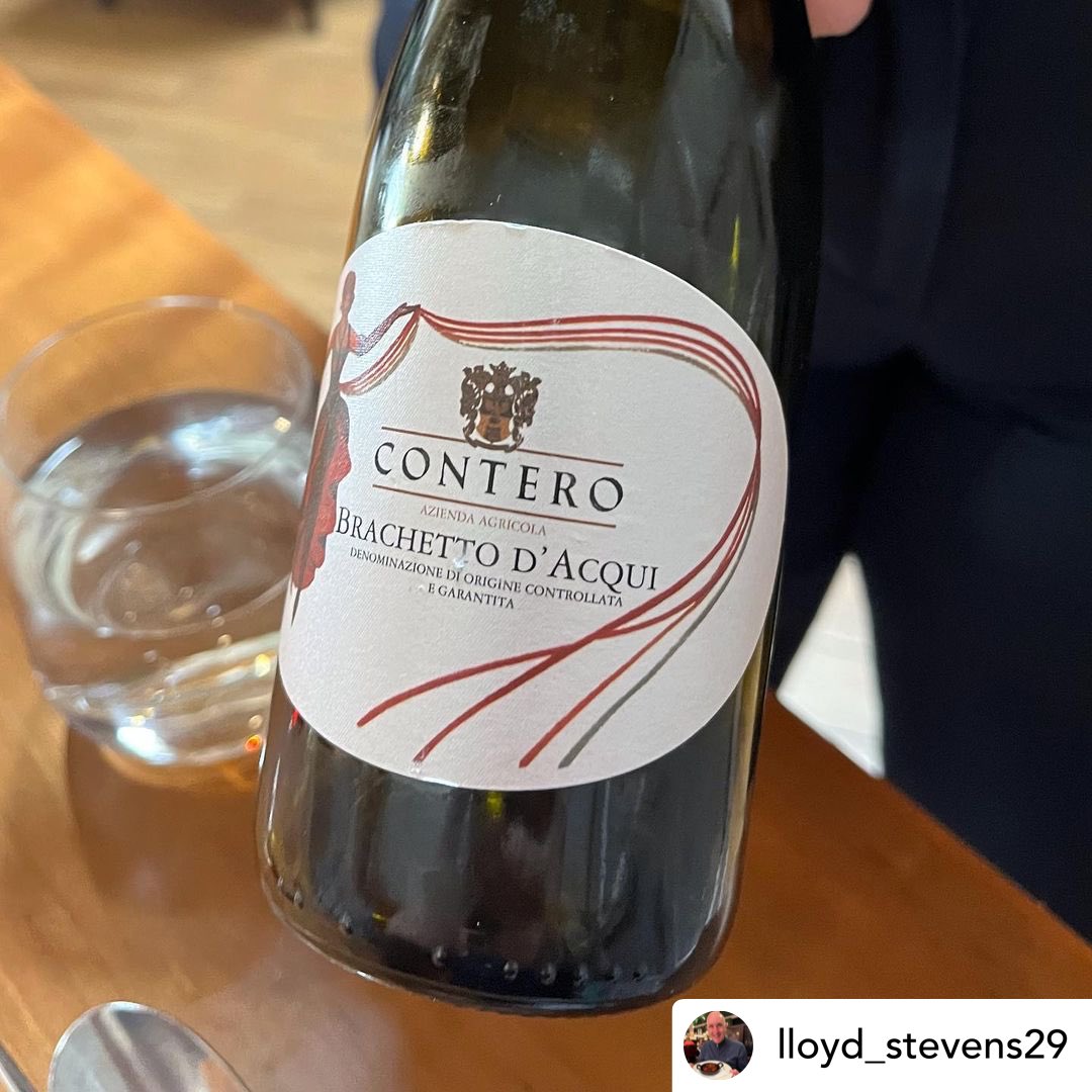 This lightly sparkling Contero Brachetto D’Acqui from piedmont with flavours of rose , strawberry , raspberry & violet was a perfect pairing for our strawberry dessert @haywardsrestaurant #wine #sparklingwine #dessertwine #piedmont #italianwine #winesofitaly  #essex #winelover