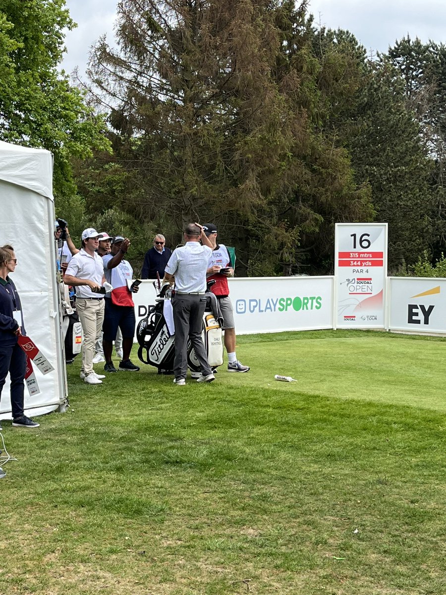 VantrierAnd's tweet photo. #SoudalOpen great interaction between @Dale_Whitnell and his caddie in round 2 in 16 https://t.co/mvBVEkbTuW