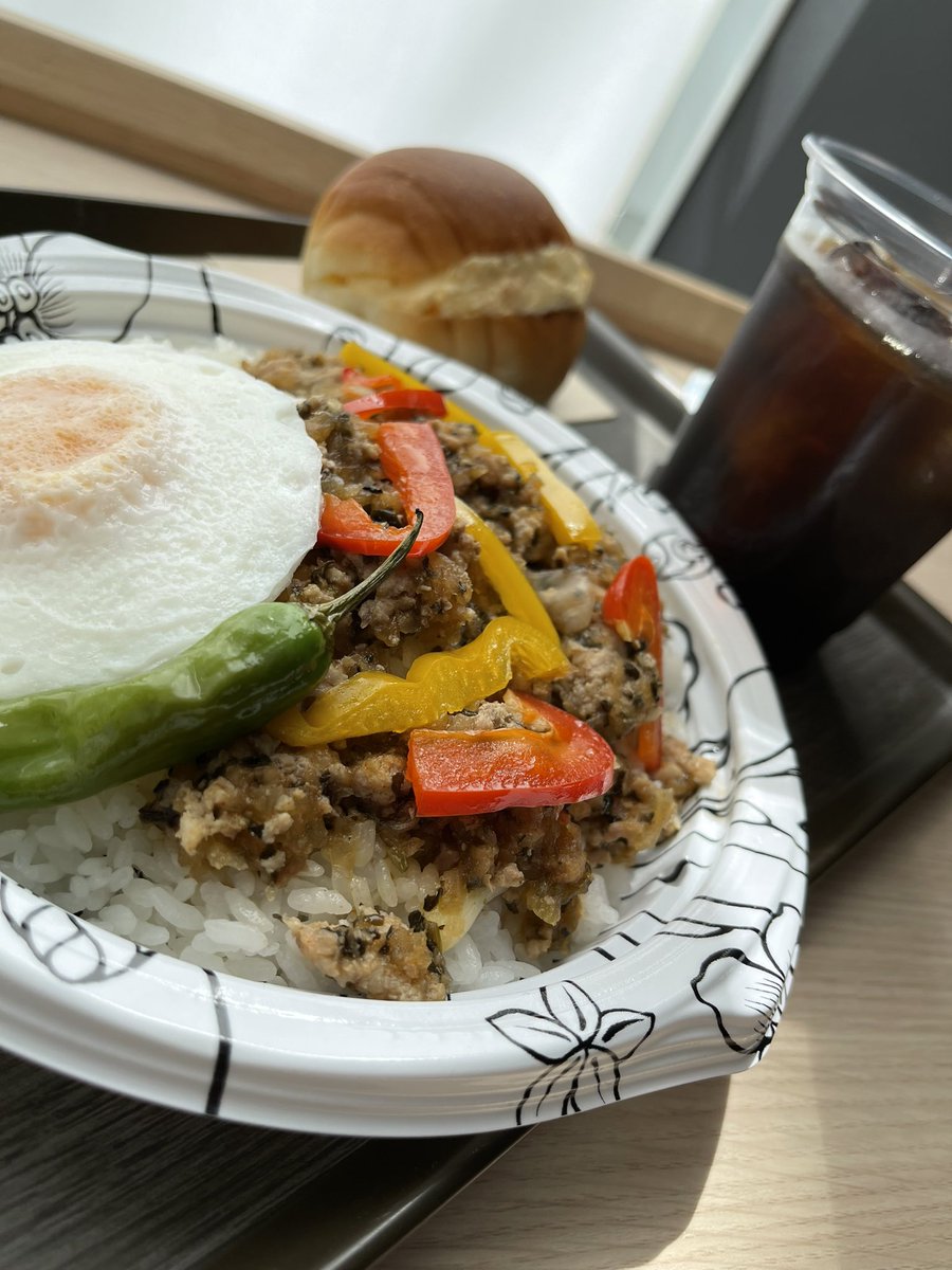 ランチです😋 土樋パン製作所 弁当(ガパオライス) たまごロール アイスコーヒー ごちそうさまでした。👍 パンも買ってます。