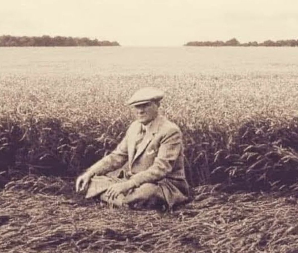 Dünya Çiftçiler Günü

En zor koşullarda bile soframızı boş bırakmayan çiftçilerimize emekleri için teşekkür eder, bu anlamlı günde saygıyla alkışlıyorum

Kendi parasıyla arazi alarak çiftçilik yapan,kurduğu çiftlikleri halkına bağışlayan önder çiftçi Atatürk’ü saygıyla anıyorum