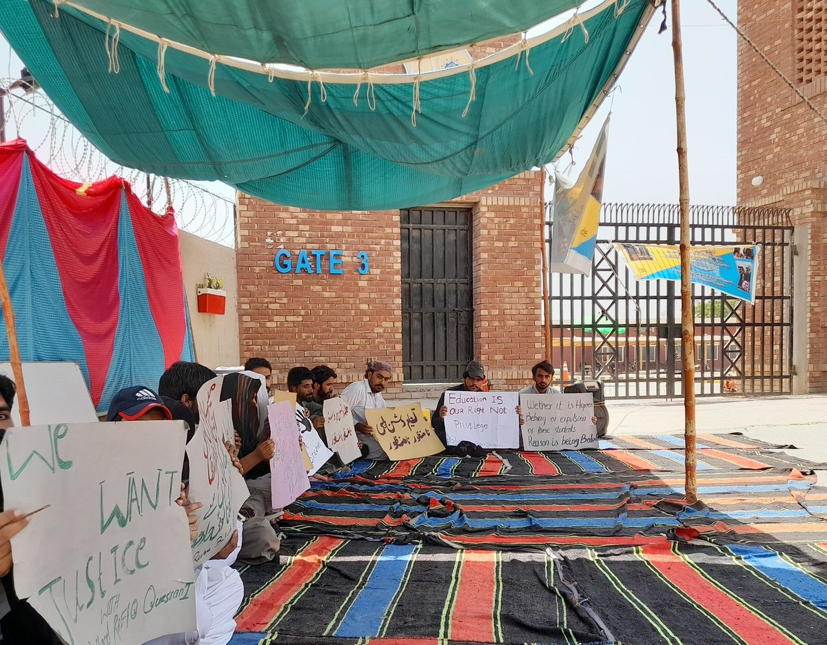 بلوچ اسٹوڈنٹس بحالی تحریک

غازی یونیورسٹی کی جانب سے آٹھ بلوچ طالبعلموں سمیت پروفیسر رفیق قیصرانی کی بحالی کےلیے آحتجاجی کیمپ تیسرے روز بھی شدید گرمی میں جاری ہے۔

ابھی تک انتظامیہ کی طلبا ء و طالبات کی بحالی کے حوالے سے کسی قسم کی بھی شنوائی نہیں ہوئی ہے۔ 
#RestoreBalochStudents