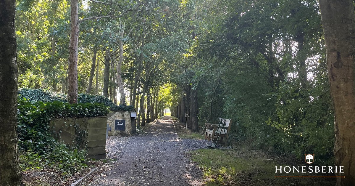 Let's aim for a good weekend! Call 01327 262 922 this morning for a self caddy, lesson or clay shooting experience. Open till 6pm with food and drink available onsite. ow.ly/1jPZ50J5pWH

#weekend #fun #sport #clays