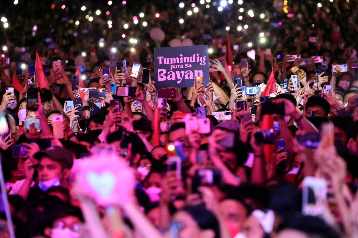 ABSCBNNews's tweet photo. LOOK: VP Leni Robredo thanked thousands of supporters who converged at the Ateneo de Manila University on Friday for the event dubbed 'Tayo ang Liwanag: Isang Pasasalamat,' where she expressed appreciation to those who helped in her presidential campaign. (VP Leni Media Bureau) https://t.co/NZoAr5pBgC