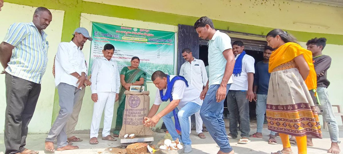 arshad_bsp's tweet photo. ౼బెజ్జూర్ మండల కేంద్రంలో నేడు *యాసంగి కొనుగోలు సీజన్* కు సంబంధించి వరి కొనుగోలు కేంద్రానికి డైరక్టర్ల తో కలిసి *కొబ్బరికాయ* కొట్టి సెంటర్ ను ప్రారంభించిన మండల వ్యవసాయ సహకార సంఘం చైర్మన్ *_అర్షద్ హుస్సేన్ ZPTC పంద్రం పుష్పాలత గారు.@RSPraveenSwaero @Pallaviswae0829 @BSPTelangaana https://t.co/NCnrIrsTHd