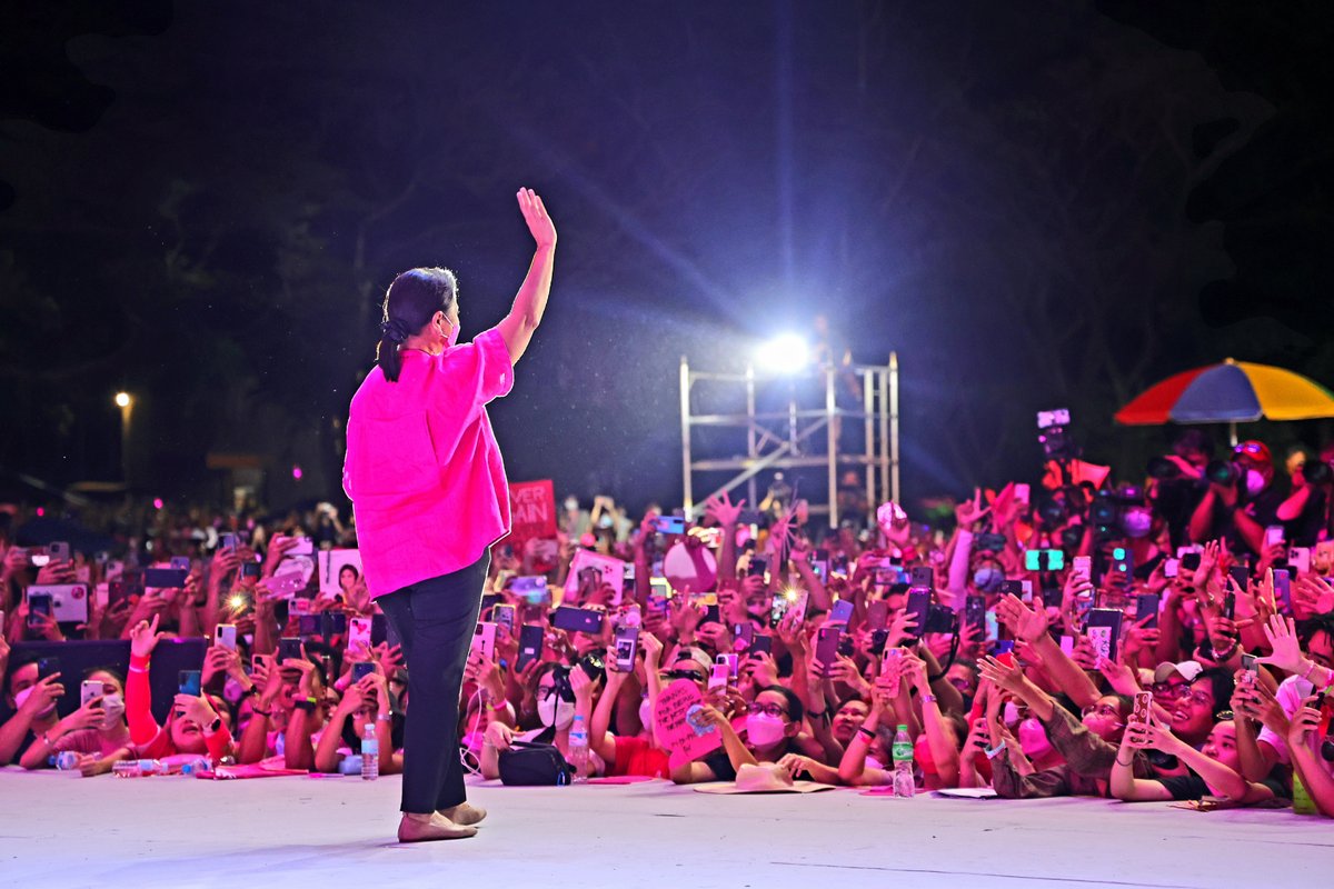 ABSCBNNews's tweet photo. LOOK: VP Leni Robredo thanked thousands of supporters who converged at the Ateneo de Manila University on Friday for the event dubbed 'Tayo ang Liwanag: Isang Pasasalamat,' where she expressed appreciation to those who helped in her presidential campaign. (VP Leni Media Bureau) https://t.co/NZoAr5pBgC