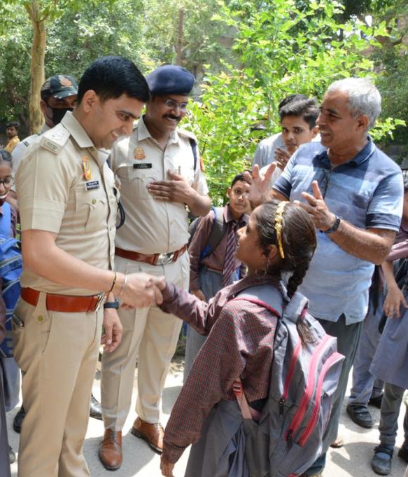 SanjaySainIPS's tweet photo. “जितनी कही गयी है उतनी बुरी नहीं है दुनिया 
बच्चों के स्कूल में तुमसे मिली नहीं है है दुनिया”

Glimpses from visit to a school in Yamuna Vihar. These visits are part of our drive to sensitise children about their safety and inspire both them and us to be better. 

@DelhiPolice https://t.co/k3aej5NgPA