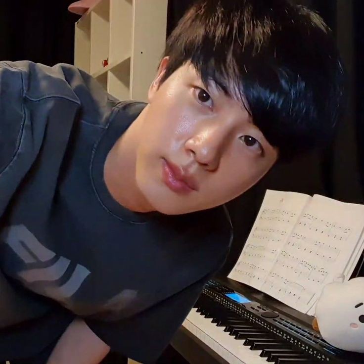 HeatherJin7's tweet photo. @heynoona_id OUR EPIPHANY JIN
MOON IS COMING

Listening to best OST of 2021 #Yours_Jin , Viral Hit Song #SuperTuna_Jin &amp; waiting for #Epiphany_BTS Demo Track 11 by #JIN 
@BTS_twt https://t.co/xF2XFhu3xv