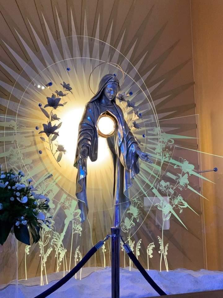 RosairedeFrance's tweet photo. Tabernacle de la gloire éternelle, priez pour nous 
Notre-Dame immaculée, Niepokalanów, Pologne via @Deusmeus_omnia https://t.co/8P98fSxUO3
