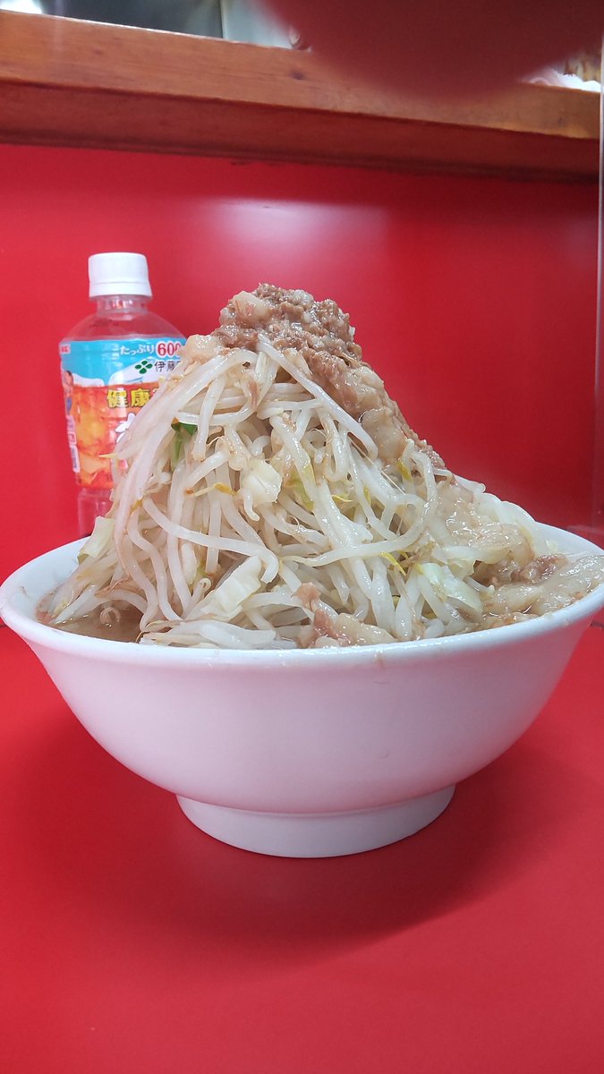 fatcat_wireless's tweet photo. 久しぶりに松戸二郎
#麺半分 #ゼンブ #ヤサイサラダ #実質カロリーゼロ #JBCIRCLE #二郎 #松戸二郎 https://t.co/kcmD9gfbEw