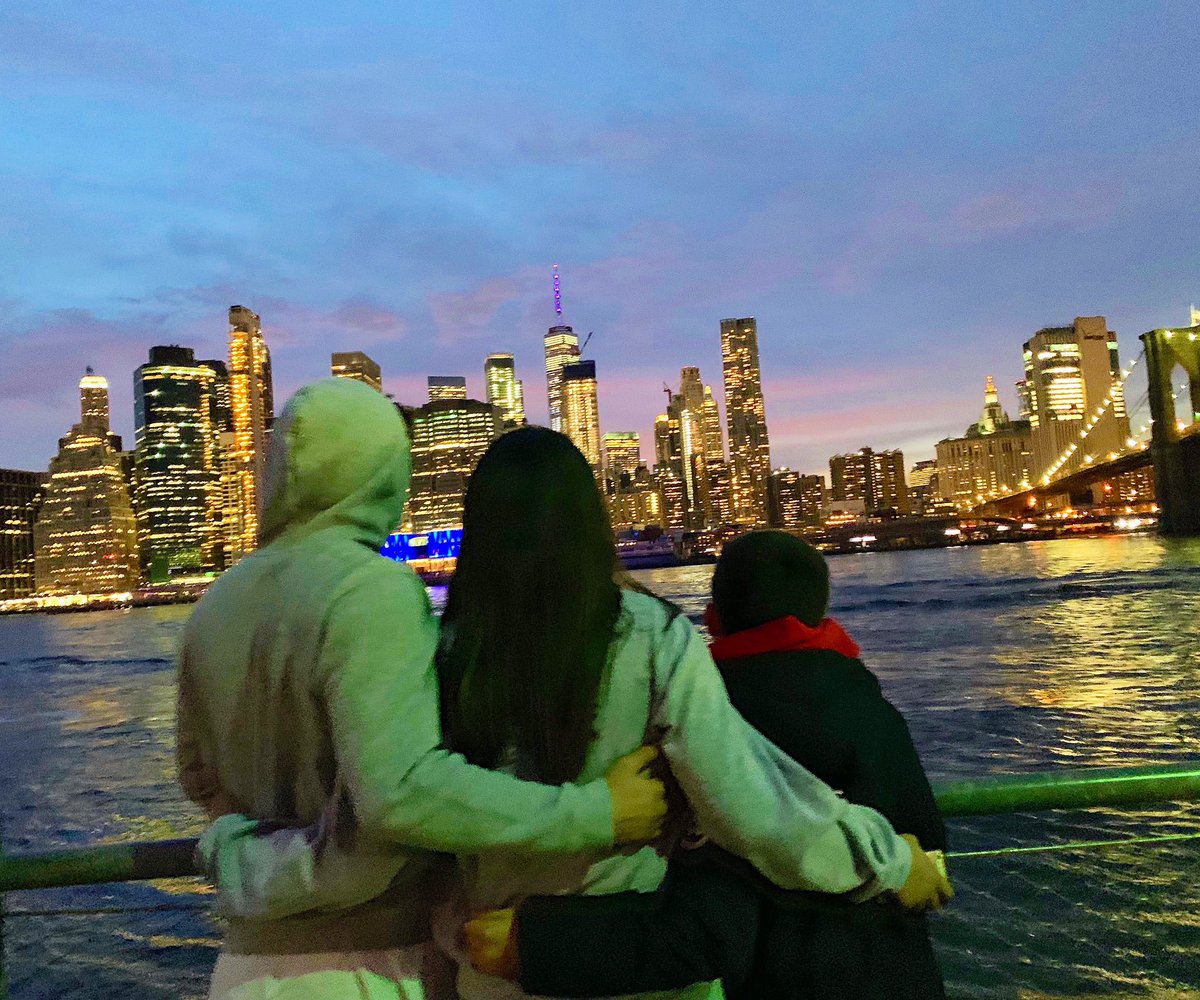 sweetaleblog's tweet photo. ⛴ @nycferry es el medio de  transporte que utilizamos para desplazarnos por Manhattan.
🎫 El billete cuesta lo mismo que el del metro y la sensación es más agradable.
🌇 En el muelle de la calle 33-parada de Dumbo para ver el Skyline de Manhattan
#Manhattan #sweetaletravels https://t.co/4Ek1M7Jwnd