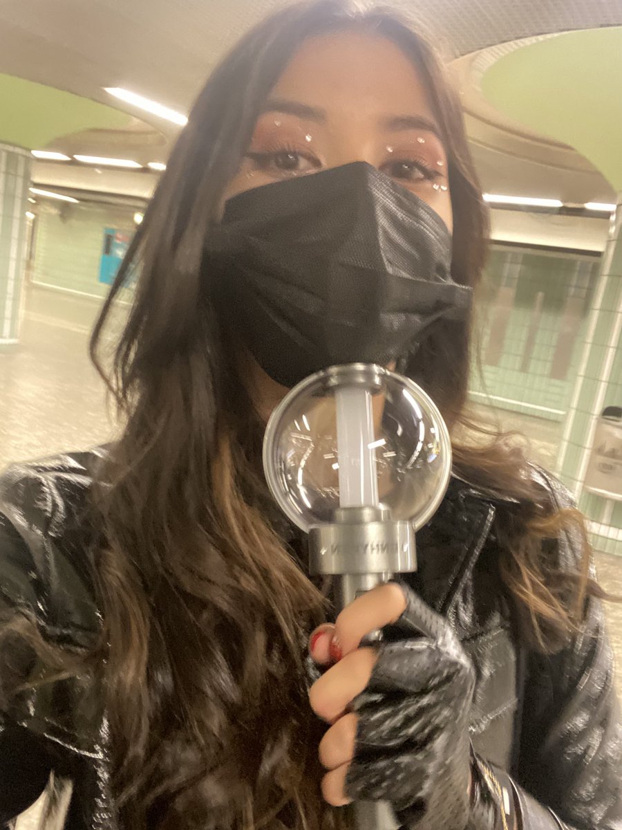 lanacore_'s tweet photo. On my way for kpop flex https://t.co/84y2TjhM9P