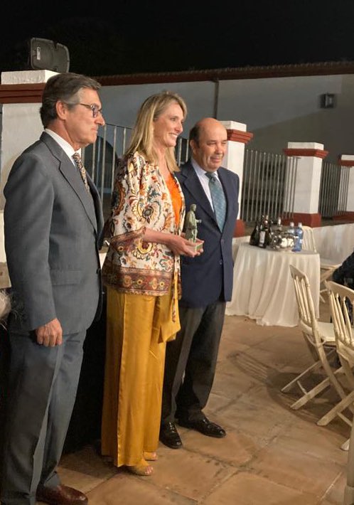 🗣La Fundación Andaluza de #IngenierosAgrónomos hizo entrega en la noche de ayer a nuestra Directora <a href="/RosaGallardo15/">Rosa Gallardo</a>, en representación de la <a href="/ETSIAMCordoba/">ETSIAM - Universidad de Córdoba</a>, el Premio Columela de Ingeniería Agronómica 2022 por ser centro de referencia en formación, investigación  e innovación 🔝