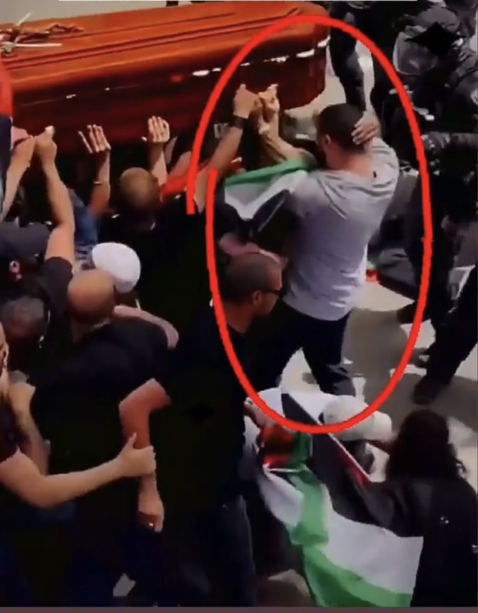 ROBZIK's tweet photo. Con una mano reggere una bara e con l’altra proteggersi la testa dalle mazzate della polizia. È accaduto ieri ai funerali di #ShireenAbuAkleh. Non so se nel mondo si era mai visto qualcosa di simile. https://t.co/MyMxxNmOZq