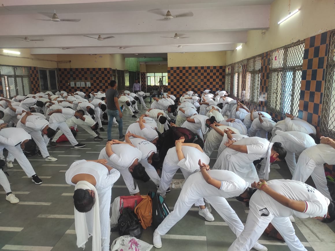 MYBEastDelhi's tweet photo. #AzadiKaAmritMahotsav
@NYKEASTDELHI organised Yoga by Civil defence team
@ianuragthakur @NisithPramanik @GautamGambhir @YASMinistry @Nyksindia @moayush #yoga4life #youthforyoga #IDY2022 https://t.co/r6b7UCXdq0