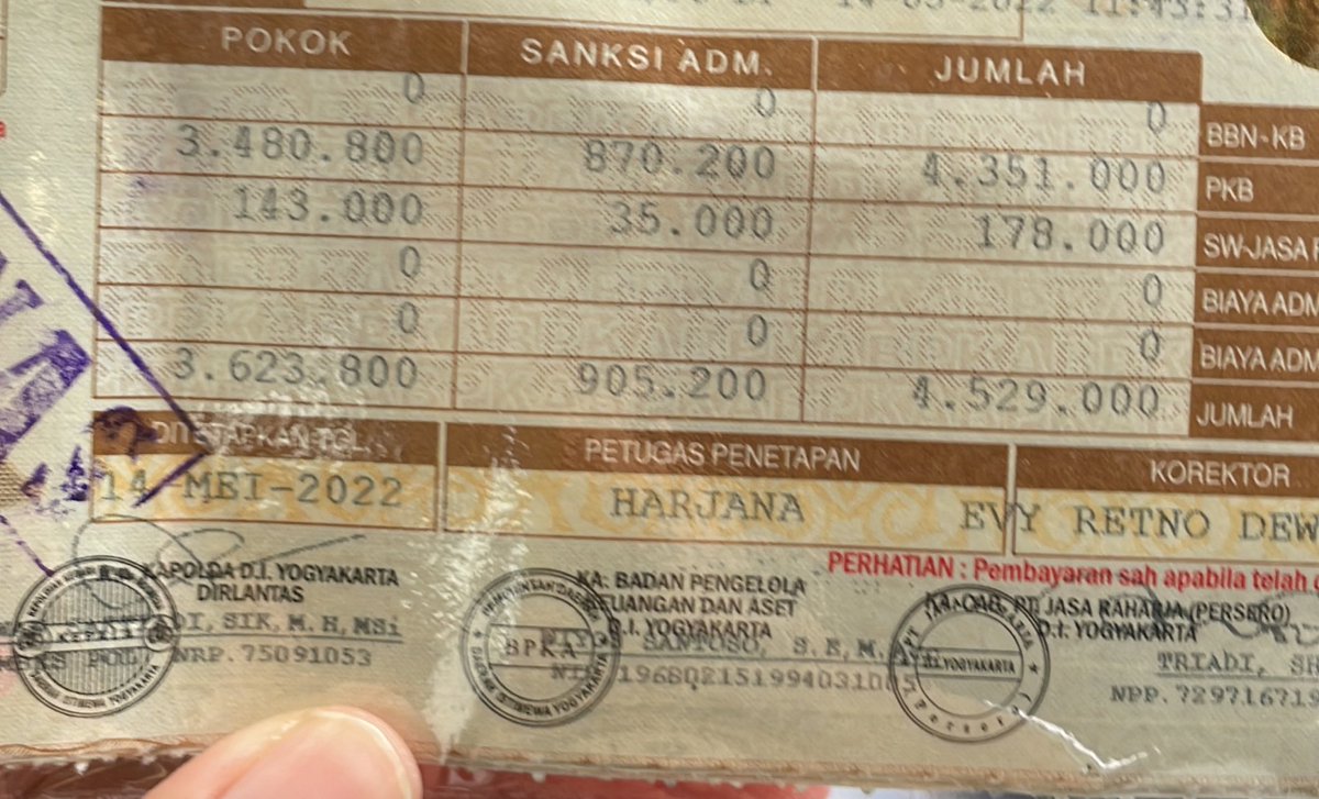 bu_anon's tweet photo. Buat warga twitter yang punya mobil plat #AB, jgn sesekali telat bayar pajak tahunan,ini dendanya ga main-main, 25% dari pajak pokok.. fyi, ini telat 3 hari, yang satunya telat 2 bulan. dan ini resmi aturan dari #samsatDIY. selamat warga #DIY pembayar denda pajak mobil tertinggi https://t.co/XnHKDBe1HS