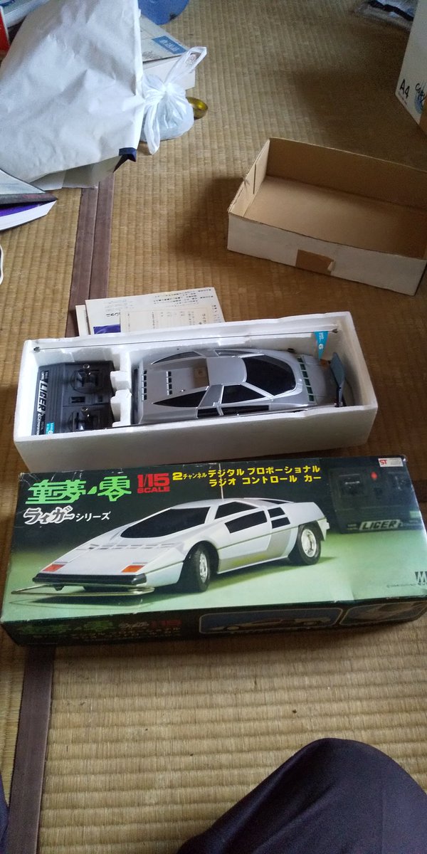 angelgojyu's tweet photo. 今日も実家で作業をしています。
久しぶりの物ばかり
出てきたけど、
これで撃ったら
痛いだろなぁ~。
がはははは~!!
オモチャは懐かしいね。
#レトロ
#おもちゃ
#SPACECHASER
#童夢零
#懐かしい https://t.co/Bny2m5NPH3