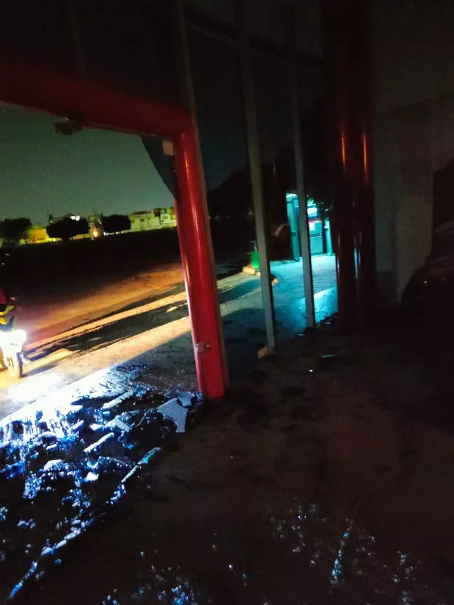 GNocturnaMX's tweet photo. Un joven de 22 años que se estaba enseñando a manejar dentro de un estacionamiento de una plaza, ubicado sobre calle Niños Héroes y avenida Francisco Silva Romero en Tlaquepaque, perdió el control y se impactó contra el ingreso de Cinemex dejando cuantiosos daños en el lugar https://t.co/8RGa0jrGkF