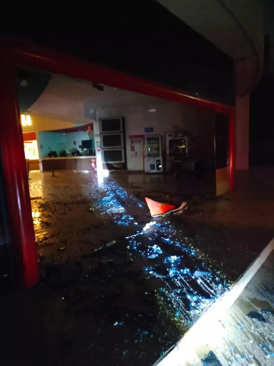 GNocturnaMX's tweet photo. Un joven de 22 años que se estaba enseñando a manejar dentro de un estacionamiento de una plaza, ubicado sobre calle Niños Héroes y avenida Francisco Silva Romero en Tlaquepaque, perdió el control y se impactó contra el ingreso de Cinemex dejando cuantiosos daños en el lugar https://t.co/8RGa0jrGkF