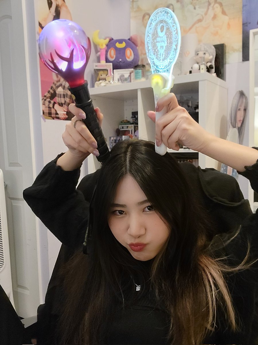 FloraJiaLi's tweet photo. This is my flex 💁🏻‍♀️✨️ now if only i actually got to go to one of their concerts HAHA 🥲🥲🥲 @hf_dreamcatcher #dreamcatcher #dreamcatcher_maison #dreamcatcherlightstick #mongmongie #드림캐쳐 #인썸니아 https://t.co/plyNx4tWmY