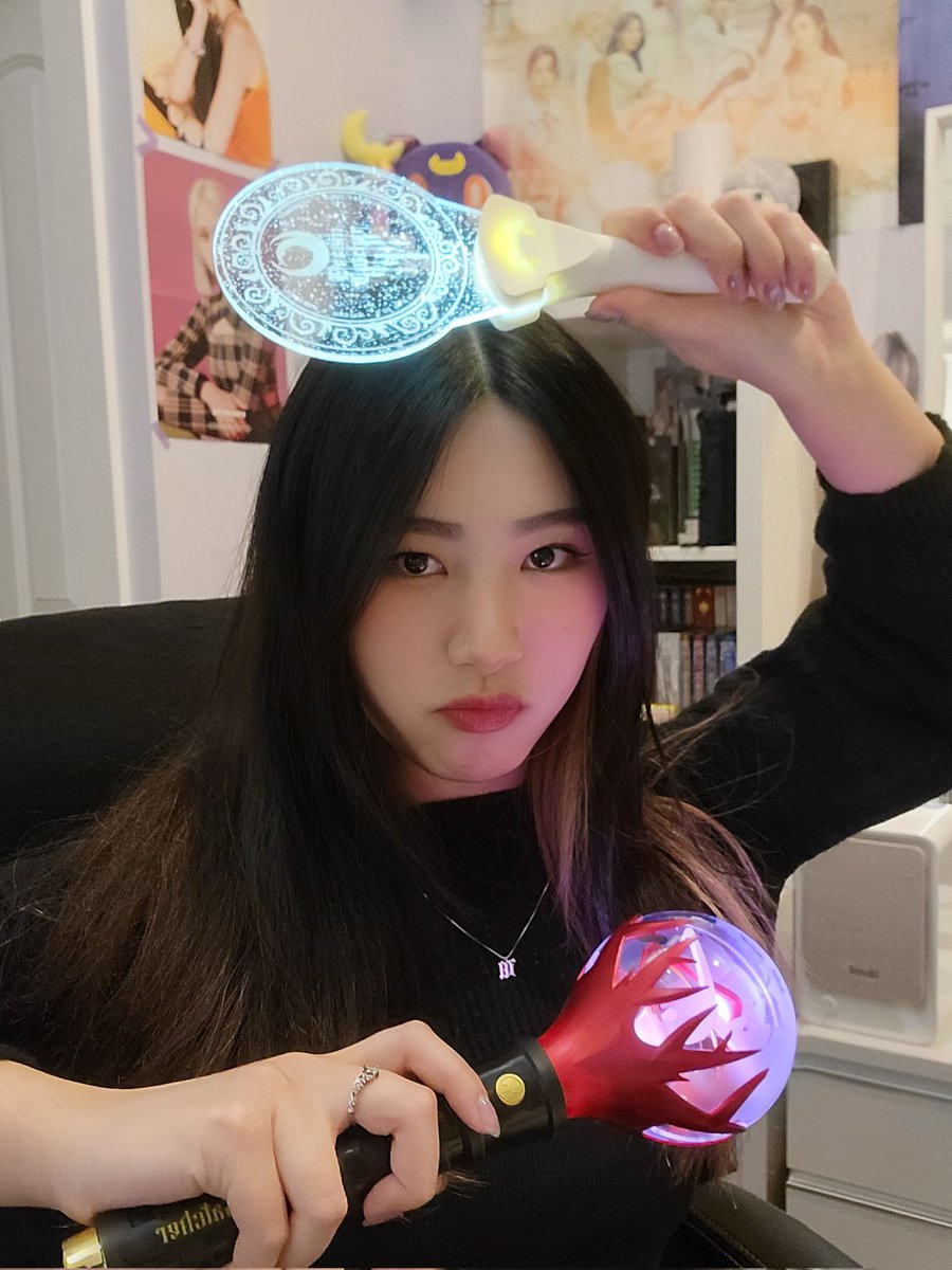 FloraJiaLi's tweet photo. This is my flex 💁🏻‍♀️✨️ now if only i actually got to go to one of their concerts HAHA 🥲🥲🥲 @hf_dreamcatcher #dreamcatcher #dreamcatcher_maison #dreamcatcherlightstick #mongmongie #드림캐쳐 #인썸니아 https://t.co/plyNx4tWmY