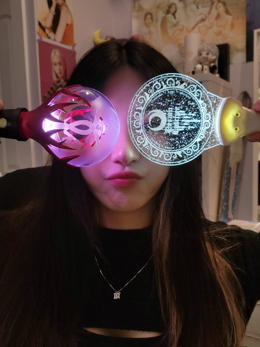 FloraJiaLi's tweet photo. This is my flex 💁🏻‍♀️✨️ now if only i actually got to go to one of their concerts HAHA 🥲🥲🥲 @hf_dreamcatcher #dreamcatcher #dreamcatcher_maison #dreamcatcherlightstick #mongmongie #드림캐쳐 #인썸니아 https://t.co/plyNx4tWmY