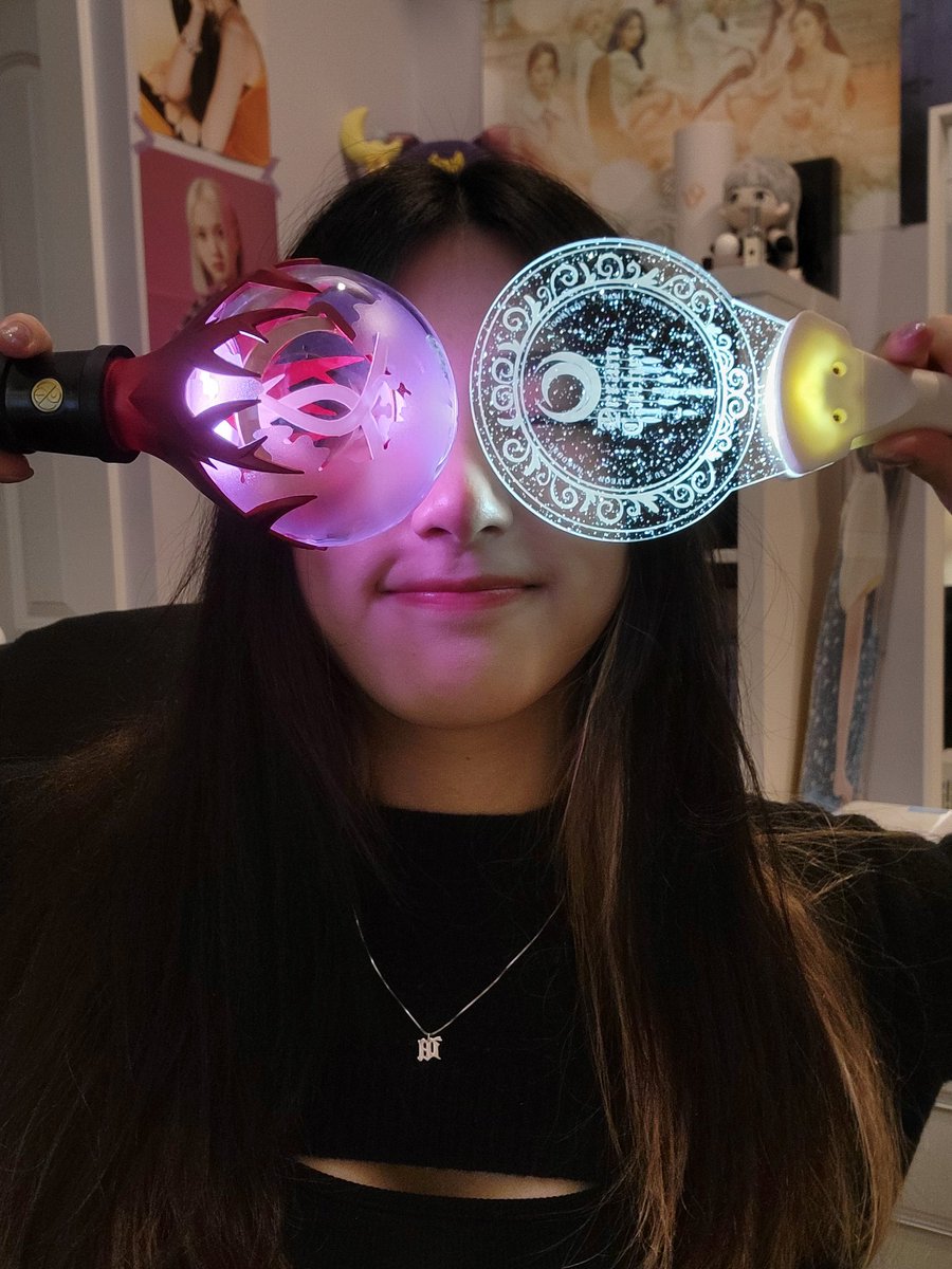 FloraJiaLi's tweet photo. This is my flex 💁🏻‍♀️✨️ now if only i actually got to go to one of their concerts HAHA 🥲🥲🥲 @hf_dreamcatcher #dreamcatcher #dreamcatcher_maison #dreamcatcherlightstick #mongmongie #드림캐쳐 #인썸니아 https://t.co/plyNx4tWmY