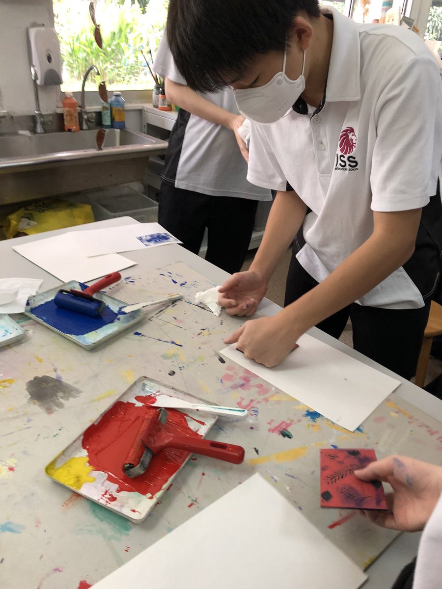HimaV5's tweet photo. G7 Visual Arts: great effort for first-time carvers of Lino cut blocks. It was challenging but Growth Mindsets won! #isspride https://t.co/Vg5XBEEGZy