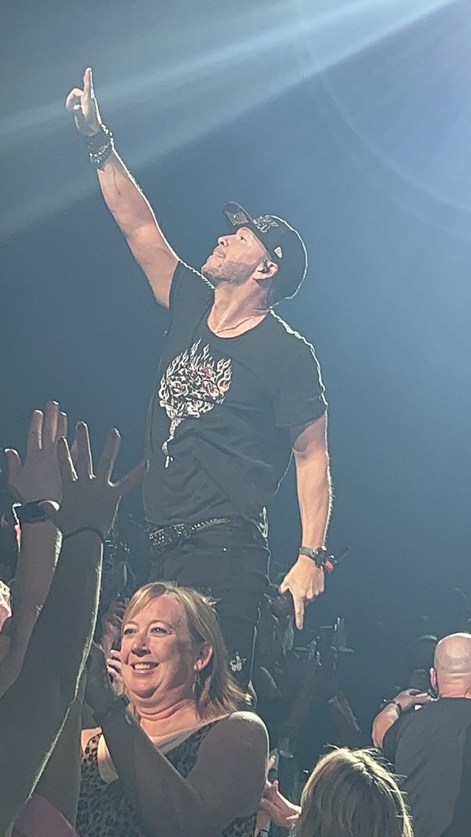 ItaliaGirl26's tweet photo. My favorite show yet! So much fun!! #mixtapetour2022 #blockhead4ever @DonnieWahlberg @joeymcintyre @LisaLipari2 @NKOTB https://t.co/ccTHMavVmk