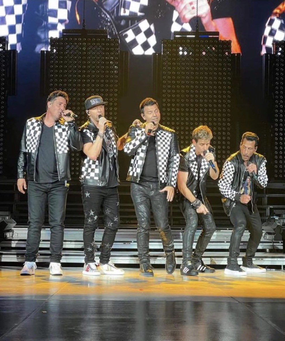 ItaliaGirl26's tweet photo. My favorite show yet! So much fun!! #mixtapetour2022 #blockhead4ever @DonnieWahlberg @joeymcintyre @LisaLipari2 @NKOTB https://t.co/ccTHMavVmk