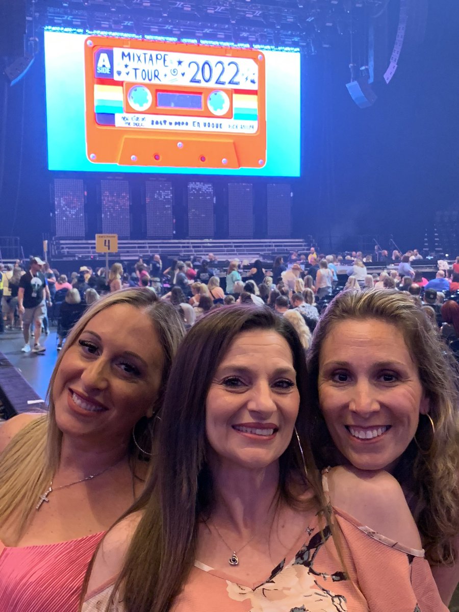ItaliaGirl26's tweet photo. My favorite show yet! So much fun!! #mixtapetour2022 #blockhead4ever @DonnieWahlberg @joeymcintyre @LisaLipari2 @NKOTB https://t.co/ccTHMavVmk