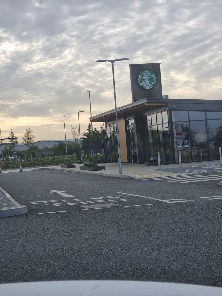 xolisagxo's tweet photo. I was really looking forward to grabbing an iced brown sugar oat shaken espresso this morning on my way into work. Yet disappointingly @StarbucksUK wasn't open at 07:05am 🙃 #openingtimes #wrong #disappointed #starbucks #bognorregis https://t.co/cxIdSjBFqH