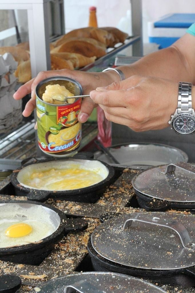 ZikriIbrahim7's tweet photo. #Apombalik is a sticky rice flour pancake with creamy corn! In it. Vendor at #TanJetty scoops corn into the cooking batter, eggs and fluff and folds it like a loose taco, a shape that allows for a crunchy, sticky inside in a single bite. It is tremendously Delicious! #Penang https://t.co/zs5DyshENv