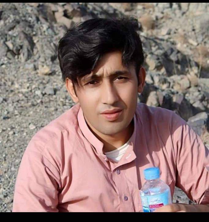 Azan1501's tweet photo. ڈیرہ عوام دوست پولیس کے کارنامے ،
ڈی ایس پی صغیر کی جانب سے ڈسٹرکٹ پریس کلب جنوبی وزیرستان کے نوجوان جرنلسٹ عبدالمتین دوتانی پر تشدد ،
پبلک ٹرانسپورٹ سے اتار کر شدید لاٹھی چارج 
#JournalismIsNotACrime 
#justiceforabdulmateen
@ARYNEWSOFFICIAL 
@geonews_english 
@KhyberNews247 https://t.co/ioqTRIcDmr