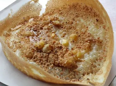 ZikriIbrahim7's tweet photo. #Apombalik is a sticky rice flour pancake with creamy corn! In it. Vendor at #TanJetty scoops corn into the cooking batter, eggs and fluff and folds it like a loose taco, a shape that allows for a crunchy, sticky inside in a single bite. It is tremendously Delicious! #Penang https://t.co/zs5DyshENv