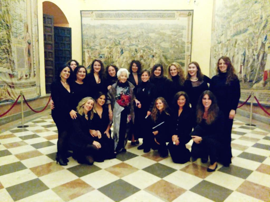 Ayer fallecía la inigualable mezzosoprano española Teresa Berganza. Una voz irrepetible y una persona siempre entrañable. Nos unimos al dolor de su familia y de todo el mundo de la lírica, y la recordamos con esta foto del homenaje que le rendimos en 2017.
Descanse en paz.