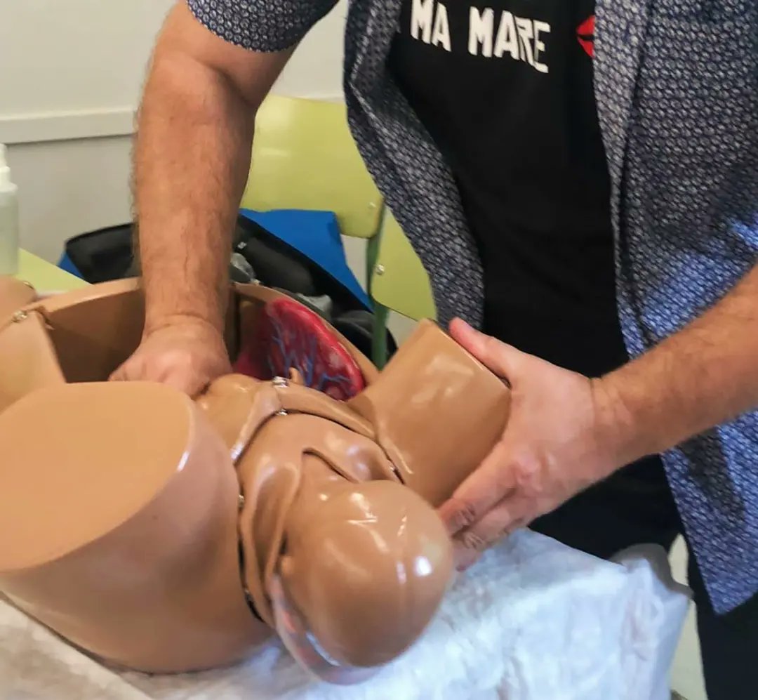 Molinadelavall's tweet photo. 👨‍⚕️Explicant els coneixements bàsics per atendre un part extrahospitalari 👶 fins que arriben els professionals 🚑 https://t.co/Z5Adw67ZnM