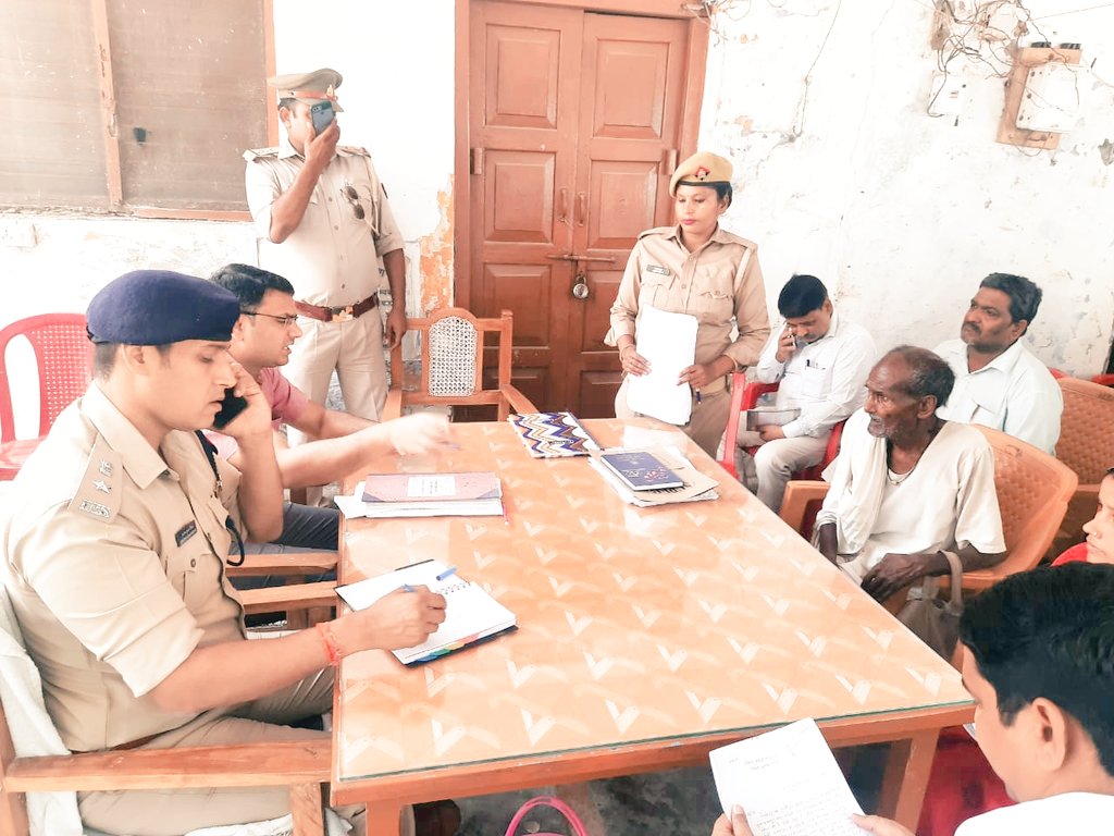 dmgonda2's tweet photo. कोतवाली करनैलगंज में थाना समाधान दिवस के अवसर पर एसपी गोंडा के साथ जनसुनवाई करते हुए।
@myogiadityanath @myogioffice @UPGovt @ChiefSecyUP @Uppolice https://t.co/HhcKGl78z4