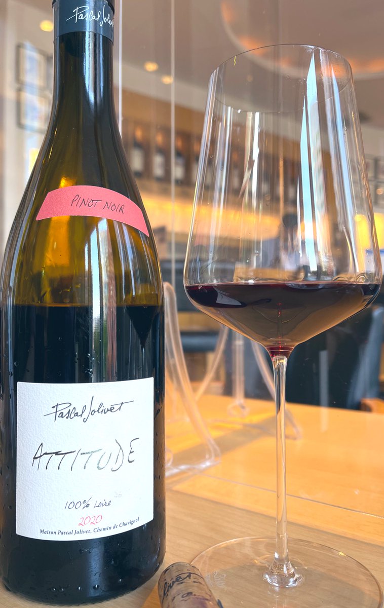 VieDiamant's tweet photo. #ピノノワール #アティテュード🍷⋆*
ブルゴーニュの #ピノ・ノワール とは良い意味で異なる香りや味わい #ロワール のエレガントな自然派🍷
今月の #ハッピーワイン で超嬉しい🍷
少し冷やしてもらって いつもの大好きな鴨サンドと〜🥰
#Dia #PINOTNOIR #エノテカ #エノテカワイン部 #PASCALJOLIVET https://t.co/Rpy6081qZ5