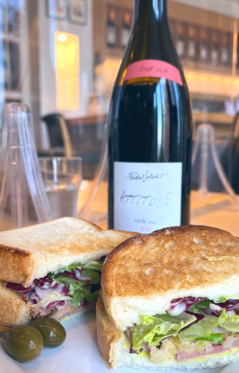 VieDiamant's tweet photo. #ピノノワール #アティテュード🍷⋆*
ブルゴーニュの #ピノ・ノワール とは良い意味で異なる香りや味わい #ロワール のエレガントな自然派🍷
今月の #ハッピーワイン で超嬉しい🍷
少し冷やしてもらって いつもの大好きな鴨サンドと〜🥰
#Dia #PINOTNOIR #エノテカ #エノテカワイン部 #PASCALJOLIVET https://t.co/Rpy6081qZ5