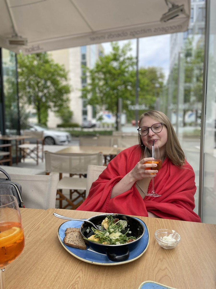 massproduced's tweet photo. Как в последнее время проходят наши обеденные перерывы на работе 🥂*кажется, у меня проблемы с алкоголем 😬 https://t.co/exg0us74f7