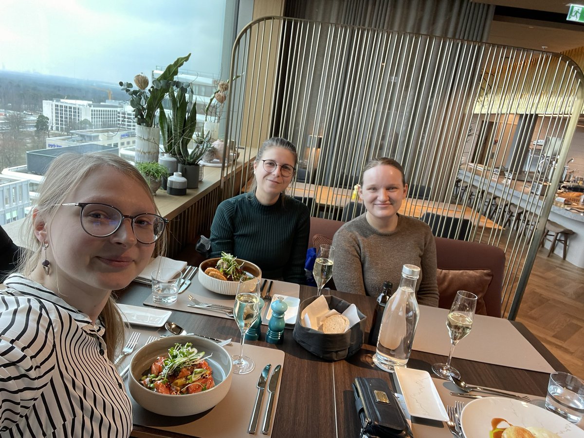 massproduced's tweet photo. Как в последнее время проходят наши обеденные перерывы на работе 🥂*кажется, у меня проблемы с алкоголем 😬 https://t.co/exg0us74f7