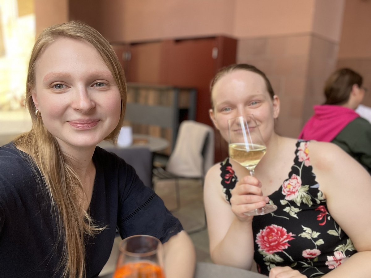 massproduced's tweet photo. Как в последнее время проходят наши обеденные перерывы на работе 🥂*кажется, у меня проблемы с алкоголем 😬 https://t.co/exg0us74f7