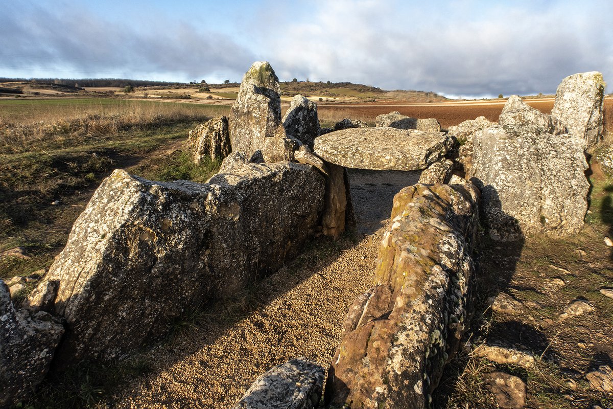 Businirmaslejos's tweet photo. DOLMEN DE CUBILLEJO/MAZARIEGOS
A menos de 3 km de Cubillejo de Lara, en pleno #CaminodeCid, se descubren los restos de este monumento funerario levantado hace más de 5.000 años. Prototipo de sepulcro megalítico de corredor, conserva una serie de interesantes grabados rupestres. https://t.co/xJIsPQb6vT